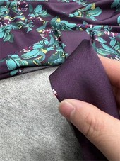 Ткань-стрейч из шелка и атласа с цветочным узором